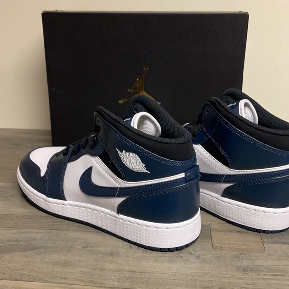 Air Jordan 1 mid GS size 7Y/Women’s size 8.5 White/Navy/Black new with box - Picture 6 of 12